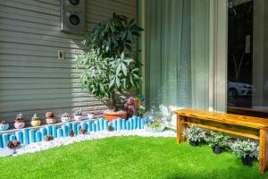 宜兰市甯好甯居NinGs HouSe的一个带长凳和盆栽的门廊