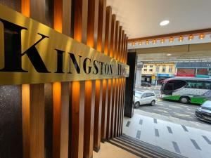 吉隆坡Kingston Hotel Kuala Lumpur的一条有国王线标志的商店前