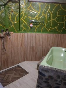 武吉拉旺武吉拉旺朱尼亚旅馆的一间带浴缸的浴室