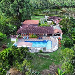 金巴亚Villa Luzandi的享有带游泳池的房屋的空中景致