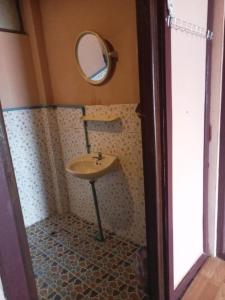 Muang KhôngChampa Guesthouse的一间带水槽和镜子的浴室
