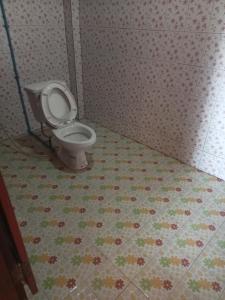 Muang KhôngChampa Guesthouse的铺有瓷砖地板,设有带卫生间的浴室