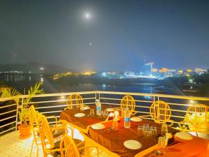 Atrangi Hotel & lakeview cafe at PICHOLA LAKE by JD餐厅或其他用餐的地方