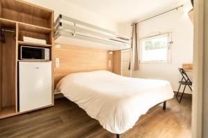 布里尼奥勒KYRIAD DIRECT BRIGNOLES - Provence Verte的一间小卧室,配有床和窗户