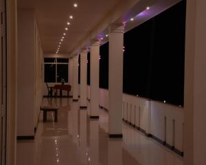马拉维拉Eventide Beach Resort的夜间建筑物的走廊,灯