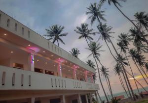 马拉维拉Eventide Beach Resort的一座棕榈树建筑