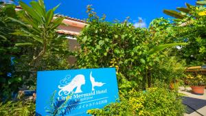 石垣岛Little Mermaid Hotel Ishigakijima的美人鱼酒店植物标志
