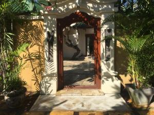 沙努尔巴厘岛翡翠别墅酒店的植物拱门的入口