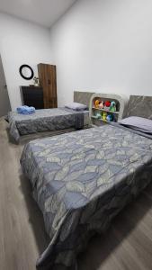 帕帕尔RHR Deluxe GuestHouse Kinarut Papar Sabah - Mountain View的一间卧室,配有两张床
