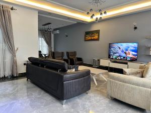 杜阿拉Villa Only的带沙发和平面电视的客厅