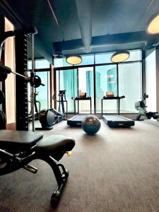 麦纳麦Harbour View Condo - Seaview اطلالة بحرية的一个带健身器材的健身房,位于带窗户的建筑内