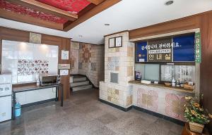 釜山Prince Motel的一间设有柜台的快餐店