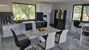 SeciuCasa 3 Catei Veseli的厨房配有桌椅