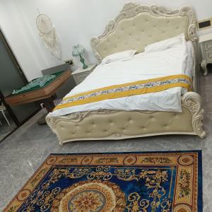 广州敏胜公寓的卧室配有一张床,地板上铺有地毯