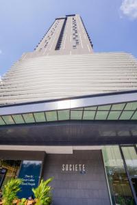 吉隆坡Societe Suites By iHost Global的一座高大的建筑,名字叫建筑