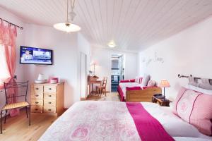 格兰瓦克斯奥伯格火车站酒店的卧室配有一张床和一张桌子及椅子