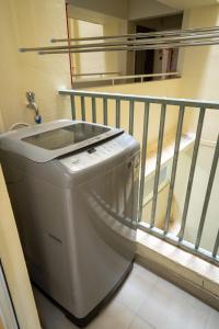 瓦斯科达伽马Coral BnB Premium 2 BHK Apartment - 5 km from Dabolim Airport的楼梯旁的洗衣机