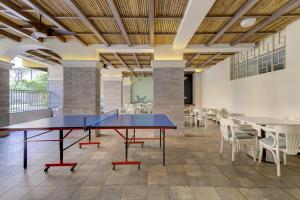 瓦斯科达伽马Coral BnB Premium 2 BHK Apartment - 5 km from Dabolim Airport的配有桌椅的客房内的乒乓球桌