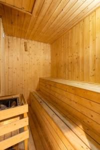 瓦斯科达伽马Coral BnB Premium 2 BHK Apartment - 5 km from Dabolim Airport的空空的木制桑拿浴室设有木墙和天花板