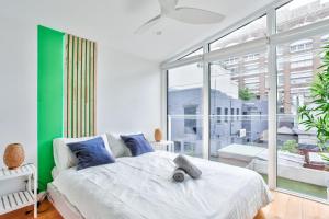 悉尼Astounding 3 Bedroom House Surry Hills 2 E-Bikes Included的卧室设有白色的床和大窗户