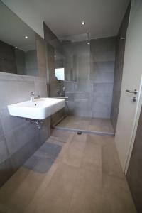 诺伊斯Designer-Apartment near Düsseldorf+Cologne (Apt.3)的浴室配有白色水槽和淋浴。