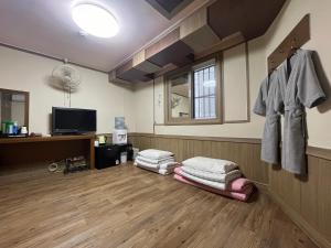 釜山Prince Motel的一间房间,房间配有一堆毛巾