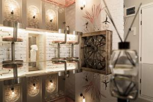 伊斯坦布尔Magnova Studios的墙上挂有时钟的灯的房间
