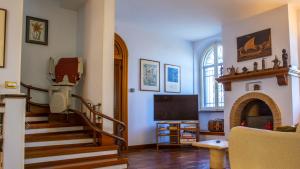 波滕扎皮切纳Villa Deliziosa - Homelike Villas的一间带楼梯和壁炉的客厅