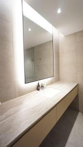 名古屋ManukabyHavis Boutique Hotel的一间带水槽和大镜子的浴室