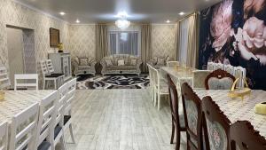 博罗沃耶Коттедж的用餐室配有桌椅和沙发