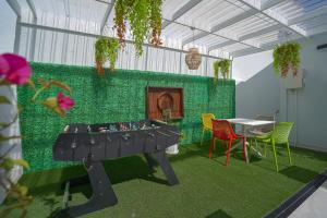 开普敦Ocean Vibes的一间设有桌子和绿色墙壁的客房