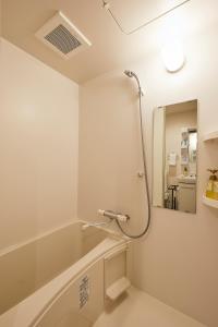 GiommachiHOTEL SUHAANA的一间带镜子和淋浴的浴室