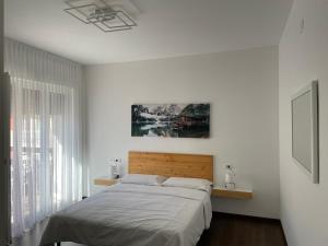 特伦托Nest & Relax的白色的卧室设有床和窗户