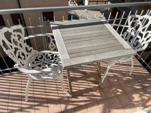 特伦托Nest & Relax的阳台上的木桌和椅子
