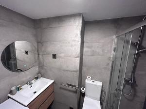 马德里Nice apartment on street level in Vallecas. PNu的带淋浴、盥洗盆和镜子的浴室