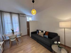 马德里Nice apartment on street level in Vallecas. PNu的客厅配有沙发和桌子