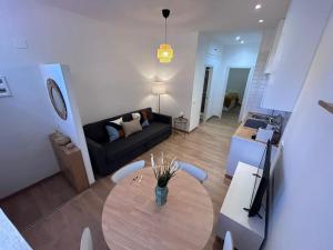 马德里Nice apartment on street level in Vallecas. PNu的客厅配有桌子和沙发