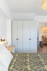 塞拉内华达Suite Avalanch的卧室配有白色橱柜和1张床。
