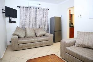 圣卢西亚Manzini Chalet 39的客厅配有两张沙发和一台电视机