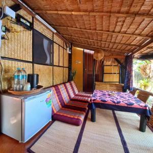 春蓬巴赫瑞安青旅的客房设有沙发、桌子和冰箱。