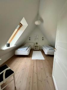 斯坎讷堡Tåning Gl. Mejeri的阁楼间 - 带两张床和窗户