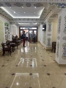 撒马尔罕苏丹精品酒店的走廊上的人站在大楼里