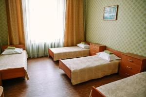 斯伽尔达克里姆达斯庄园旅舍的酒店客房设有三张床和窗户。