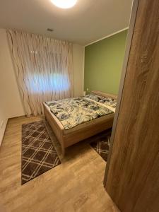 尼德根Ferienhaus im Wiesental的一间卧室配有一张床,铺有木地板
