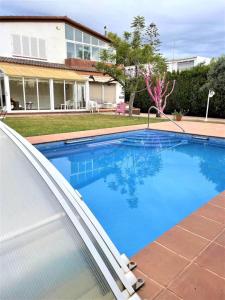 格拉德卡斯特利翁Villa Grao Castellon Ref 053的一座大蓝色游泳池,位于房子前