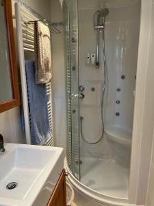 米德尔克尔克vakantiewoning Heidehoek的带淋浴和盥洗盆的浴室