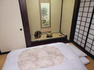 高山Iroriyado Hidaya的一间卧室配有一张带圆床罩的床