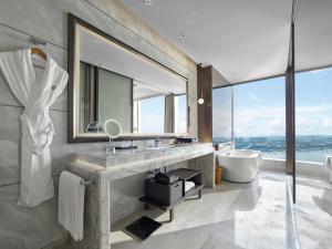 泉州泉州泰禾洲际酒店的一间带水槽、浴缸和镜子的浴室