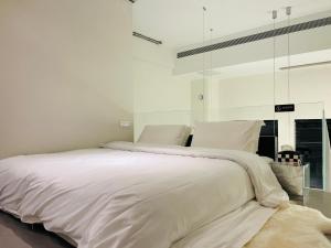 重庆重庆山川的民宿的一张白色大床,配有白色床单和枕头