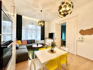 布达佩斯Luxory Design Apartment#Bakáts#FreeParking#8ppl的客厅配有沙发和桌子